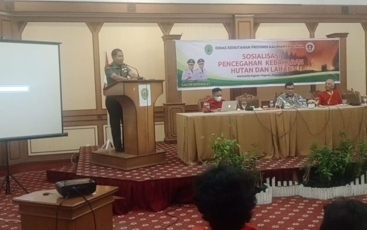 Pasiops Kodim 0906/Kkr Kapten Arm Patar Silalahi saat memberikan materi sosialisasi penanganan Karhutla 