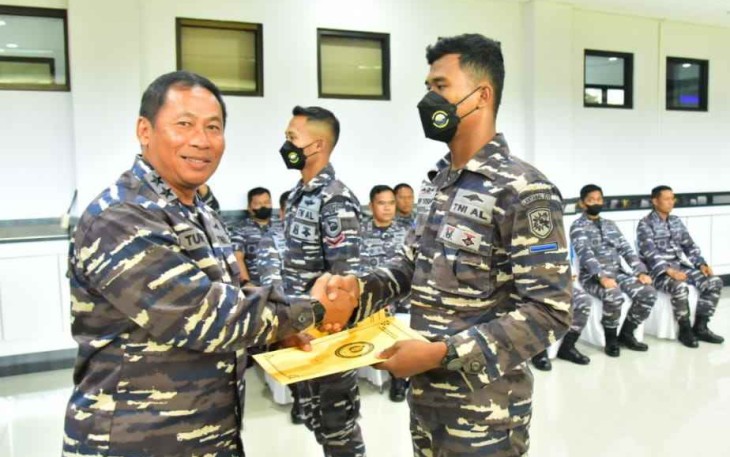 Askomlek Kasal Laksamana Muda TNI Tunggul Suropati saat memberikan sertifikat pelatihan personel Koarmada III, Jum'at (30/9)