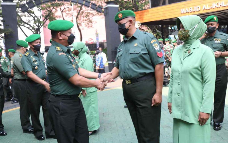 Kasrem 052/Wkr saat memberikan ucapan selamat kenaikan pangkat anggotanya. Sabtu (1/10)