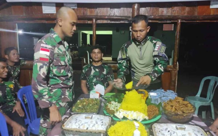 Syukuran kenaikan pangkat prajurit satgas Yonif 511/DY di perbatasan RI-PNG. Sabtu (1/10)