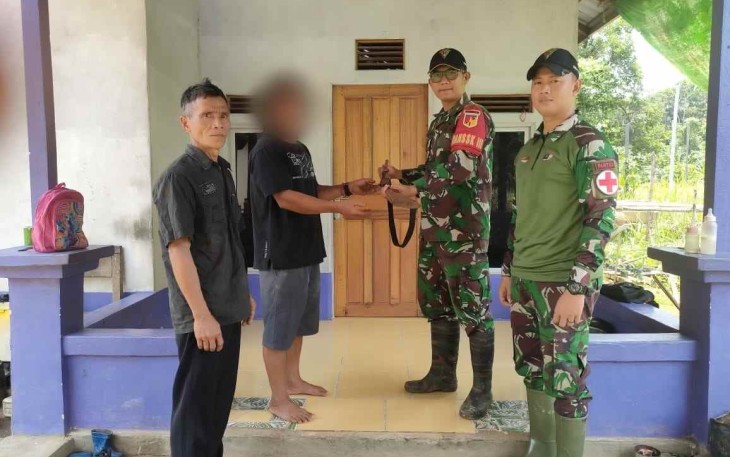 Satgas Yonarmed 19/105 Trk Bogani saat menerima senpi rakitan warga. Minggu (2/10)