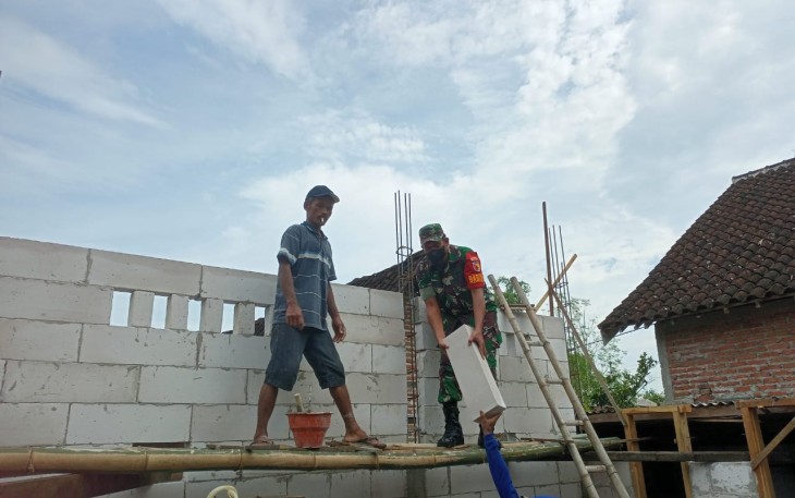 Bantu warga binaan membangun rumahnya