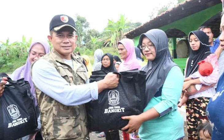 Danrem 081/DSJ Kolonel Inf Deni Rejeki saat memberikan bantuan sembako warga. Minggu (1/10)