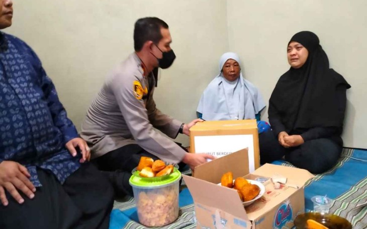 Kapolresta Malang Kota saat belasungkawa ke rumah duka korban insiden kerusuhan di stadion Kanjuruhan. Minggu (2/10)