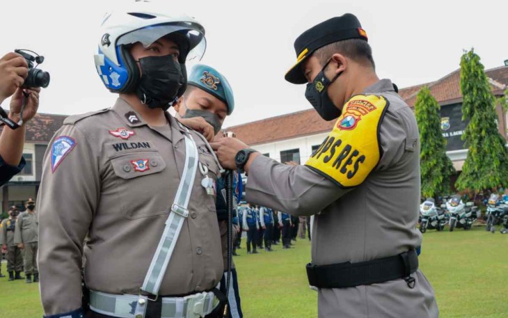 Kapolres Jombang AKBP Moh Nurhidayat saat apel kesiapan anggotanya dalam  operasi zebra Semeru. Senin (3/10)