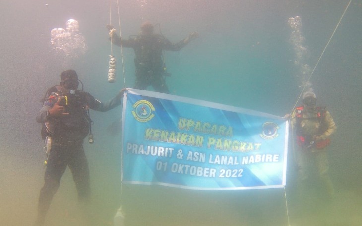 Kenaikan pangkat prajurit di dasar laut Nabire. Senin (3/10)