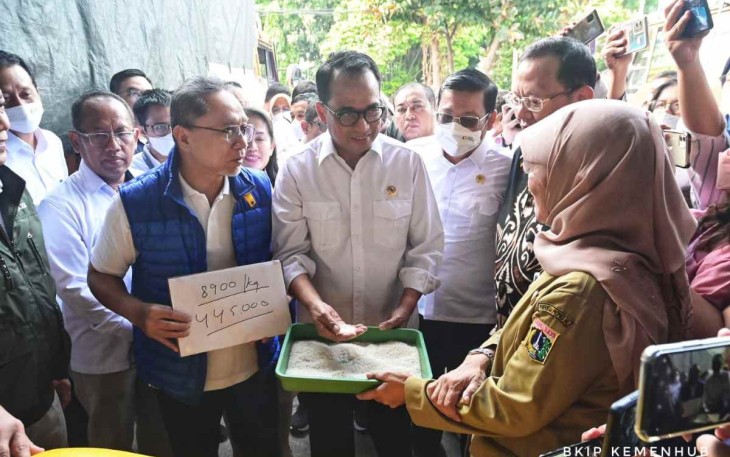 Menhub Budi Karya Sumadi saat cek harga beras di pasar induk Cipinang Jakarta. Senin (3/10)