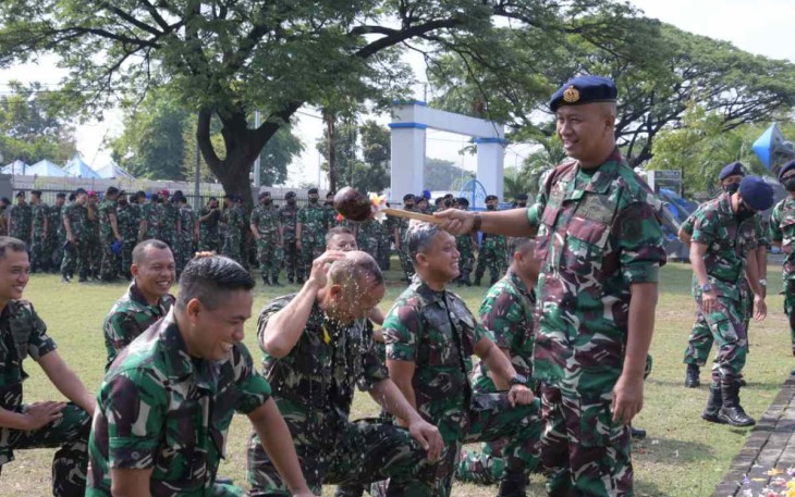 Tradisi kenaikan pangkat di STTAL Surabaya 
