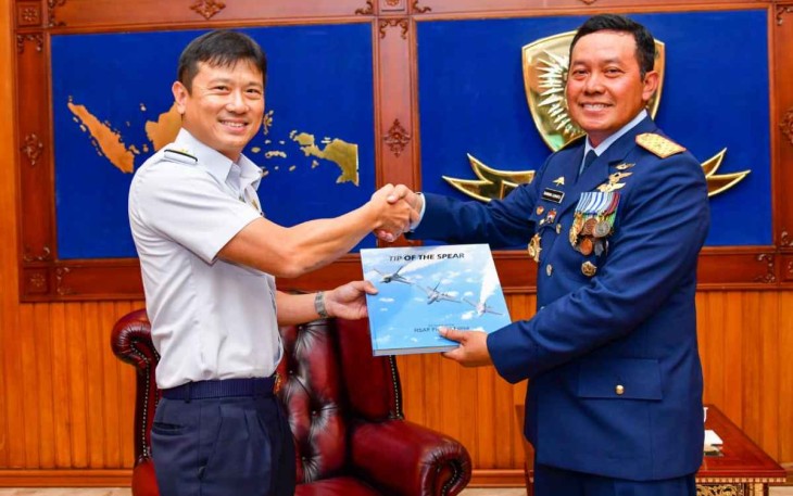 Pangkoopsud I Marsma TNI Bambang Gunarto bersama Brigadir Jenderal Lim Kok Hong delegasi SOEP RSAF Singapura. Selasa (4/10)