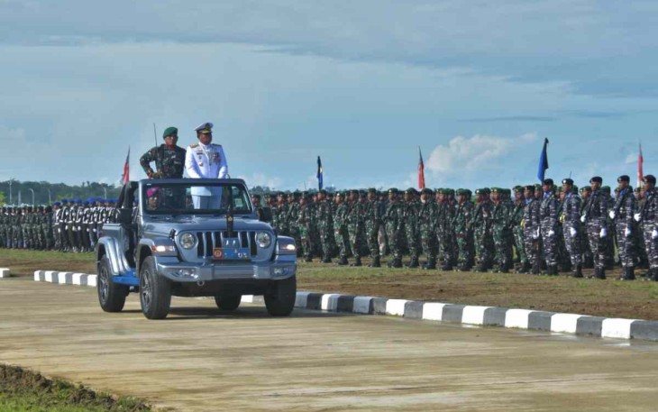 Pangkoarmada III Laksamana Muda TNI Irvansyah saat pengecekan pasukan di HUT TNI ke-77, Rabu (5/10)