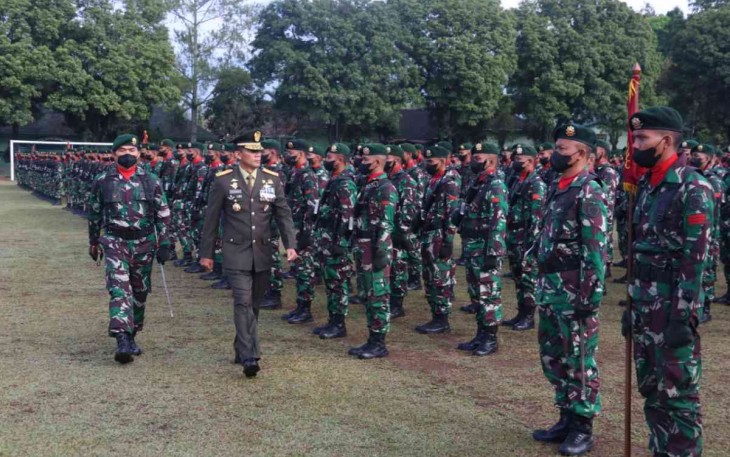 Kasdiv 2 Kostrad Brigjen TNI Mohammad Fajar saat pengecekan pasukan peringatan HUT TNI ke-77 di Madivif 2. Rabu (5/10)