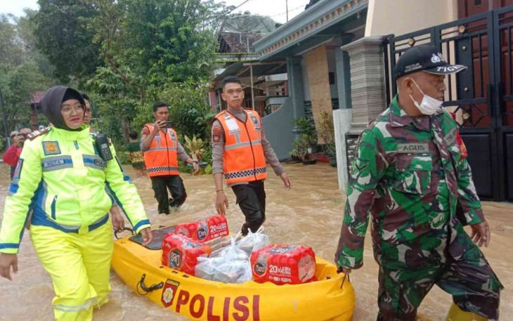 Salurkan bantuan warga terdampak banjir