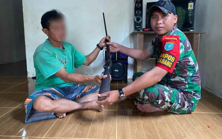 Penyerahan senpi rakitan warga perbatasan