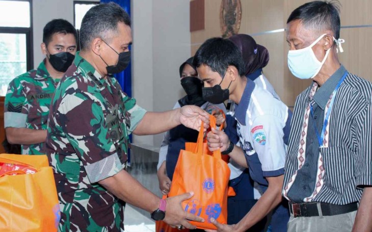 Bakti sosial pemberian sembako