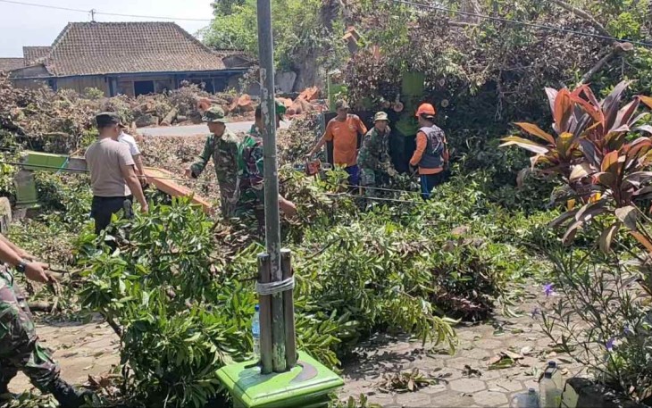 Kerja bakti pasca bencana angin puting beliung 