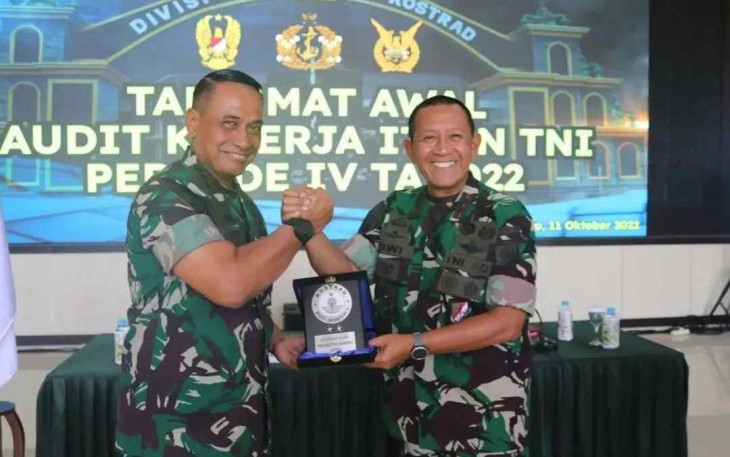 Pangdivif 3 Kostrad Mayjen TNI Dwi Darmadi bersama Letjen TNI (Mar) Bambang Suswantono,, Gowa Selasa (11/10)
