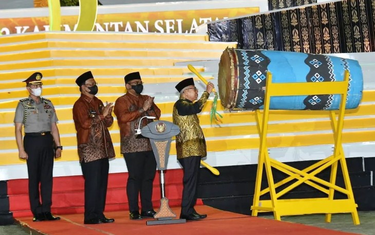 Wapres KH Ma'ruf Amin tabuh beduk resmi buka MTQ tingkat Nasional Ke-29 di Astaka Utama Kiram Park Kabupaten Banjar, Kalsel. Rabu (12/10)
