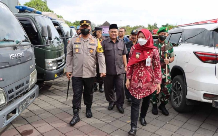 Bupati Demak Dr Eisti'anah saat pengecekan apel pasukan Pilkades serentak 