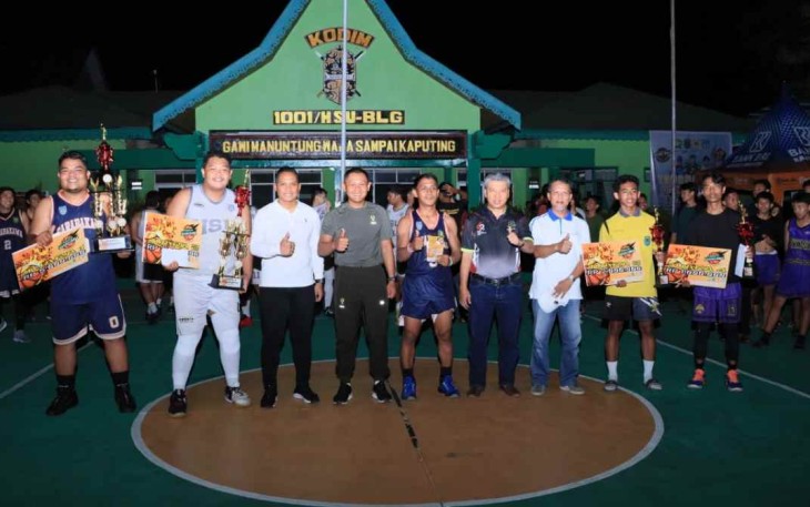 Dandim 1001/HSU-BLG Letkol Inf Dhuwi Hendradjaja bersama juara turnamen bola basket 