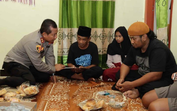 Kapolda Jatim Irjen Pol Toni Harmanto saat takziah di rumah korban insiden Kanjuruhan 