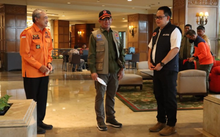 Kepala BNPB Letjen TNI Suharyanto (kemeja hijau dengan rompi) berdiskusi bersama Sekretaris Daerah Provinsi Jawa Timur Adhy Karyono (kemeja putih dengan rompi) dan Kepala Pelaksana BPBD Provinsi Jawa Timur Budi Santosa sebelum melakukan peninjauan di Surabaya, Kamis (20/10).