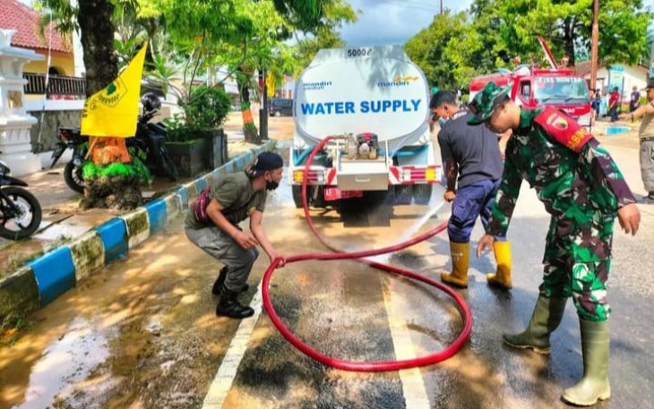 Bersihkan lumpur pasca bencana banjir 