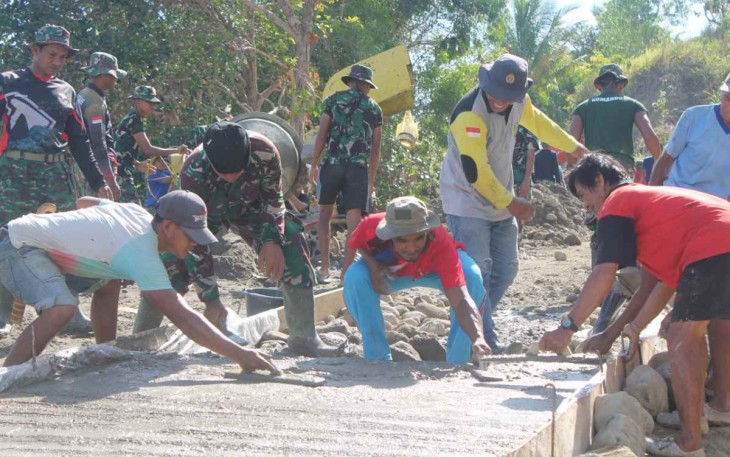 Pengecoran jalan satgas TMMD 