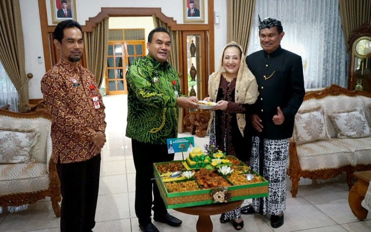 Penandatanganan kesepakatan bersama tentang kerjasama antar daerah Grebang Ratubangnegoro Kertowilangan (Gresik, Jombang, Blora, Tuban, Rembang, Bojonegoro, Mojokerto, Mojokerto Kota, Ngawi, Lamongan, dan Nganjuk), di pendopo Malowopati rumah dinas Bupati Bojonegoro, Kamis (20/10/2022).