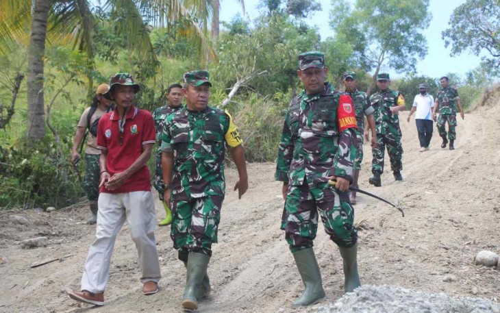 Tim Wasev saat meninjau lokasi TMMD 