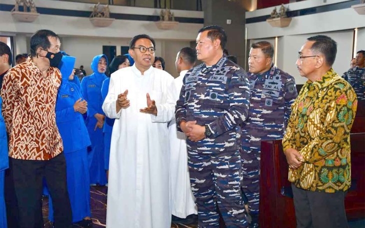 Kasal Laksamana TNI Yudo Margono berbincang dengan Romo Yosep Eko Budi Susilo usai peresmian gereja Santo Yosafat di Surabaya 