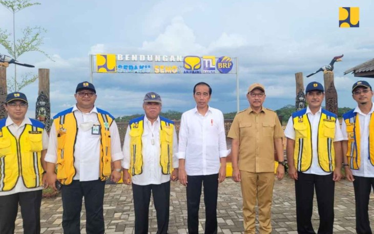 Menteri Basuki saat mendampingi presiden Jokowi tinjau pembangunan di IKN Nusantara 