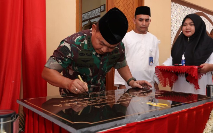 Kasad Jenderal TNI Dudung Abdurachman saat meresmikan Masjid Baitul Mustafa di Desa Kemang