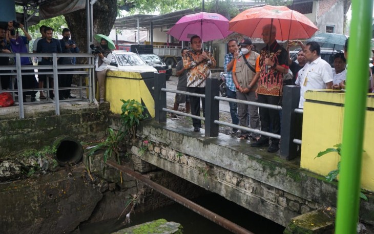Gubernur Jawa Tengah Ganjar Pranowo dan Bupati Blora Arief Rohman melihat sungai Tuk Buntung Cepu yang menjadi salah satu penyebab banjir di Cepu.