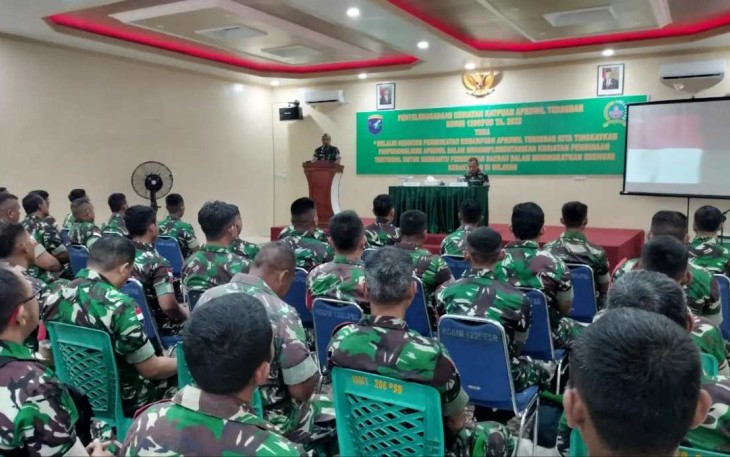 Dandim 1206/PSB Letkol Inf Sri Widodo saat memberikan arahan personel Apkowil