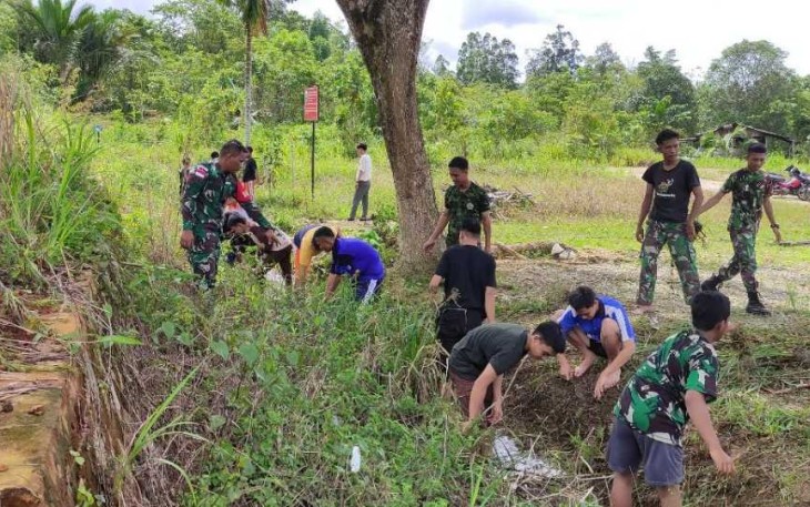 Kerja bakti bersama pelajar SMAN 1 Batang Lupar