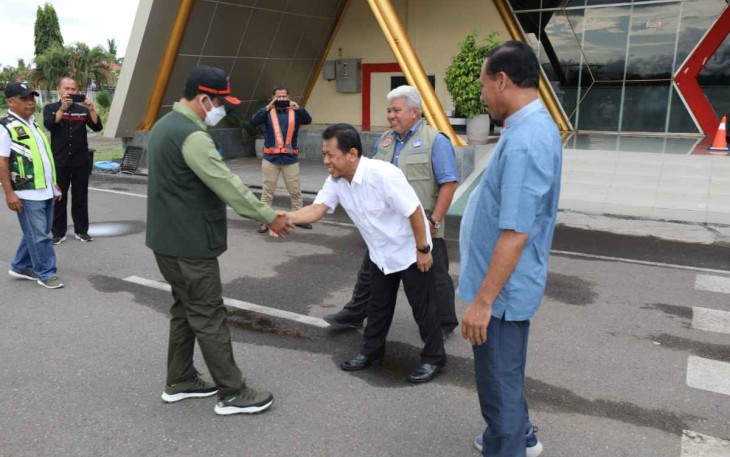Kepala BNPB Letjen TNI Suharyanto (kemeja hijau dengan rompi) disambut oleh Sekretaris Daerah Kabupaten Sumbawa Hasan Basri (kemeja putih) dan perwakilan Pemerintah Kabupaten Sumbawa saat tiba di Kabupaten Sumbawa, Nusa Tenggara Barat, Jumat (28/10) sore.