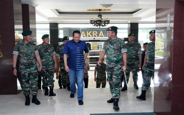 Pangkostrad Letjen TNI Maruli Simanjuntak menyambut Ketua MPR RI Bambang Soesatyo di Makostrad 