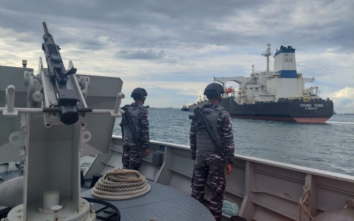 Patroli laut KAL Marapas I-4-65 di perairan pulau Nipa