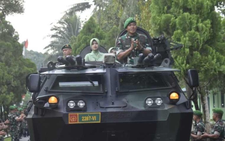 Pangdam VI Mulawarman Mayjen TNI Tri Budi Utomo diarak saat kunjungi Yonif 611/Awang Long 