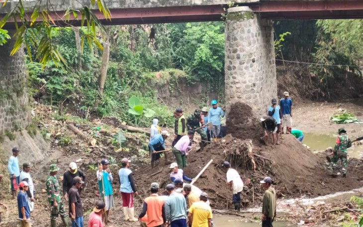 Bersihkan aliran Sungai bersama warga