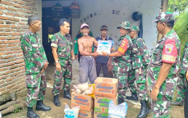 Bantu korban tanah longsor 