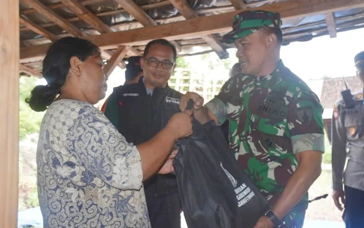 Danrem 081/DSJ Kolonel Inf Deni Rejeki memberikan bantuan korban bencana alam
