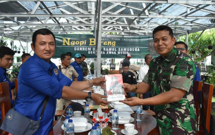 Danrem 023/KS Kol Inf Dodi Triwinarto saat memberikan buku Loper Koran Jadi Jenderal 