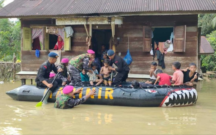 Evakuasi warga korban banjir di Kabupaten Aceh Tamiang 