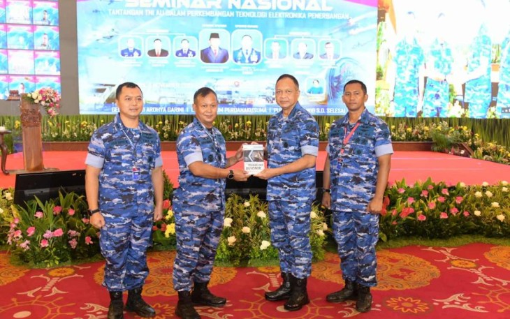 Dandepohar 20 Kolonel Lek Agus Himawan saat menyerahkan buku Teknologi Avionik ke Kasau di Jakarta 