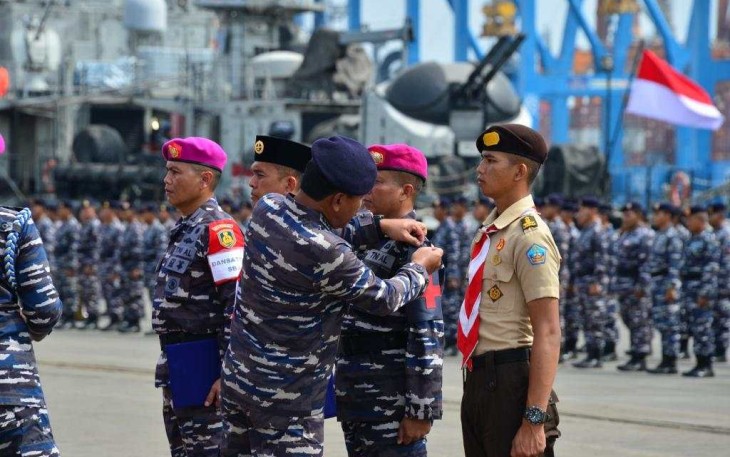 Wakasal Laksdya TNI Ahmadi Heri Purwono saat menyematkan peserta Sail Tidore 2022, 