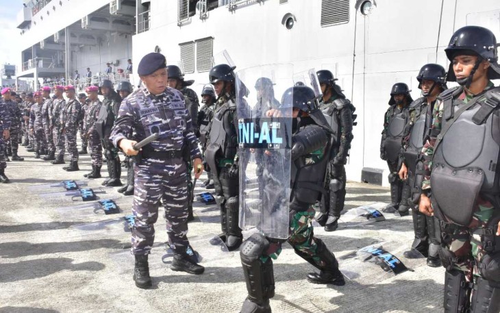 Pangkoarmada III Laksamana Muda TNI Irvansyah saat latihan pengamanan objek vital nasional strategis 