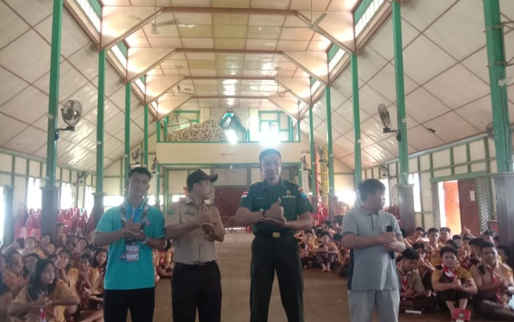 Kasdim 1206/PSB Mayor Inf Supriyono bersama Pelajar SMA Karya Budi Putussibau