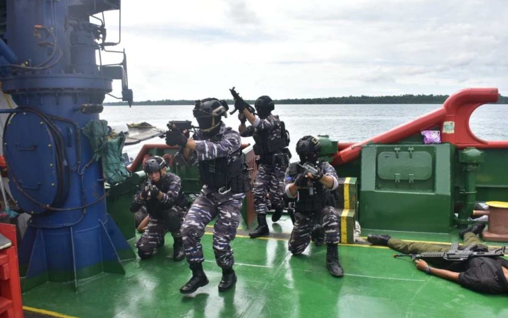 Prajurit Koarmada III saat latihan pengamanan objek vital nasional 