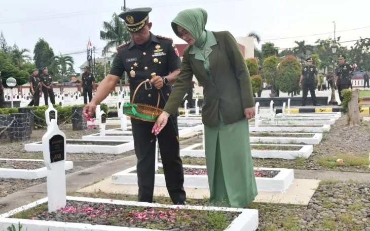 Danrem 081/DSJ Kolonel Inf Deni Rejeki ziarah dan tabur bunga jelang HUT ke-59 Korem 081/DSJ 